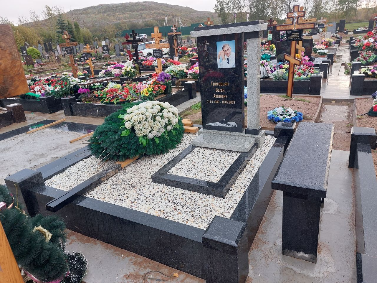 19.06.2024 года. Памятник из черного гранита и мансура