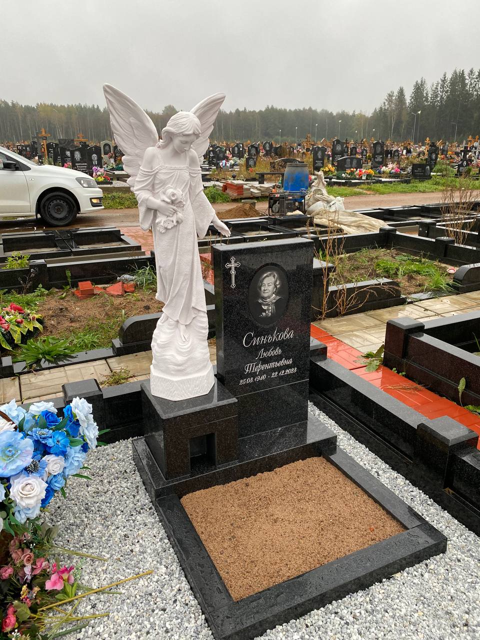 Памятник-скульптура на Белоостровском кладбище