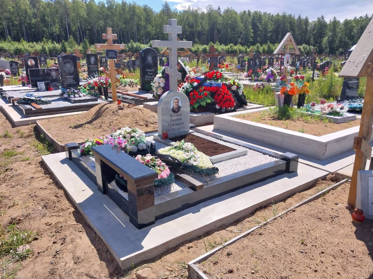 Памятник крест с голгофой (Потапов) на Белоостровском кладбище