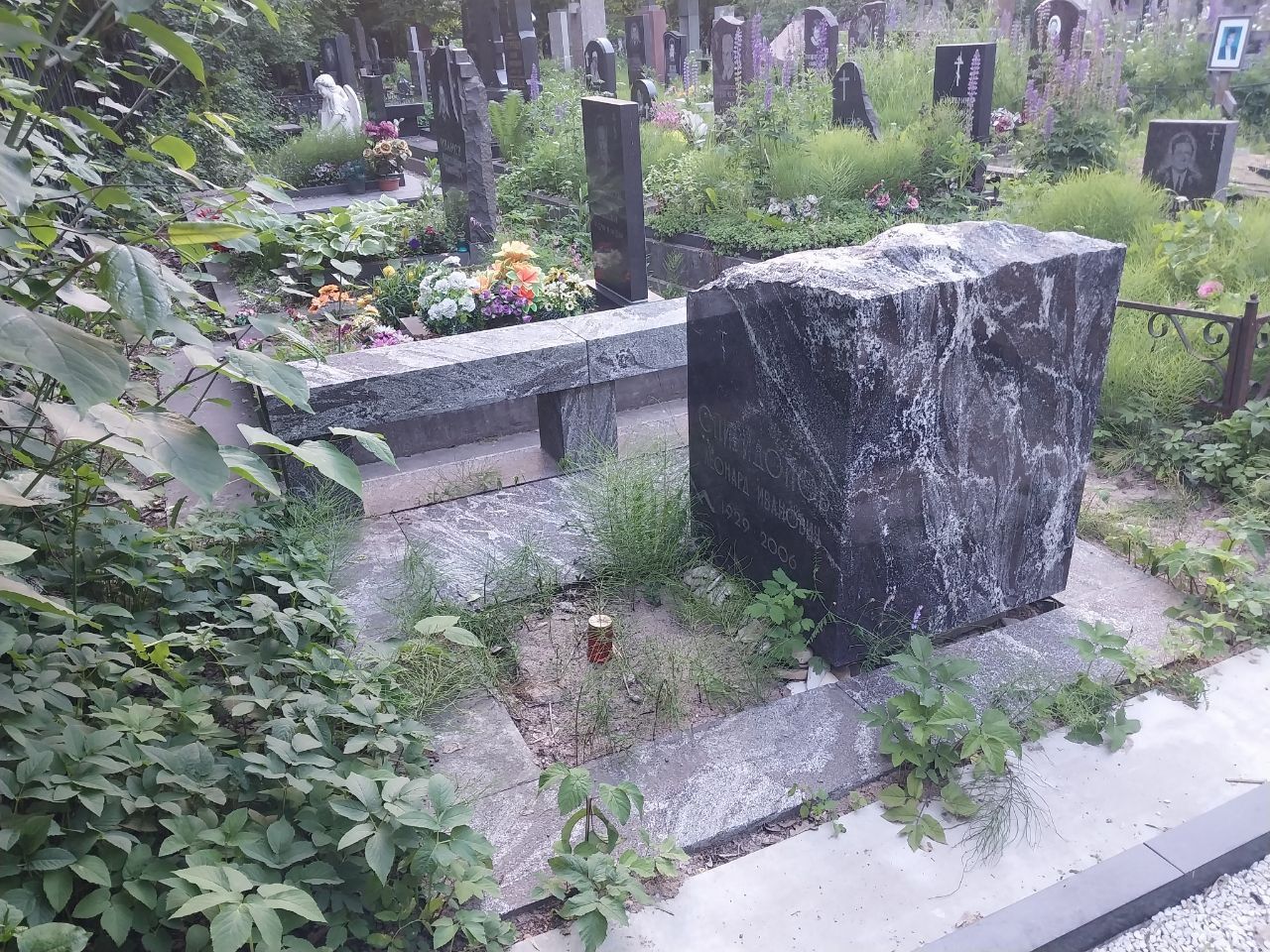 Памятник - большой куб на Смоленском православном кладбище
