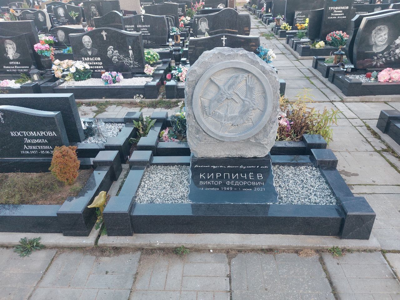 19.08.2025 года. Журавли на урновом участке на Белоостровском кладбище 19.08.2025 года. Журавли на урновом участке на Белоостровском кладбище