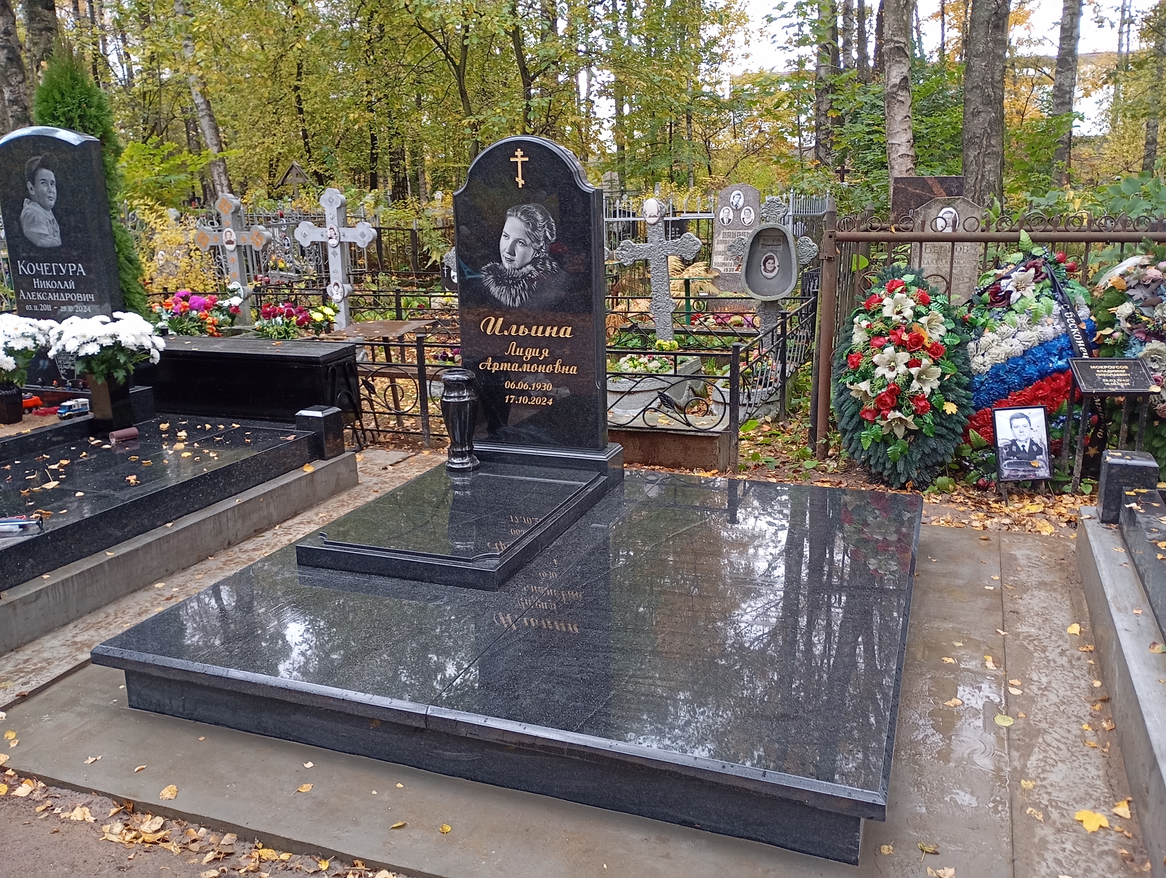 16.11.2025 года. Гранитный комплекс на Серафимовском кладбище