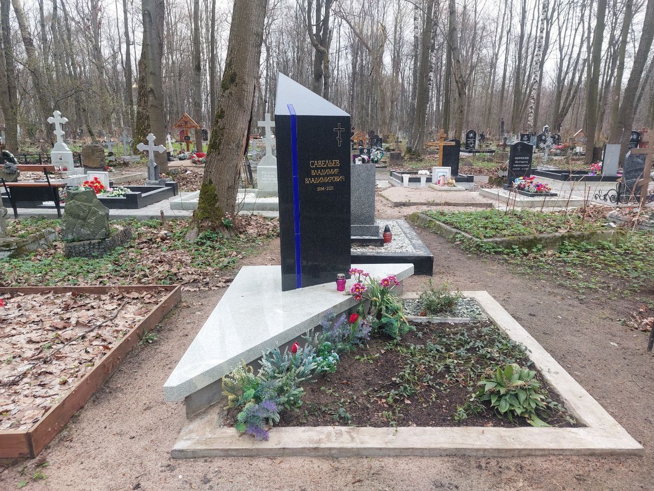 19.08.2025 года. Памятник колонны на Смоленском православном кладбище 19.08.2025 года. Памятник колонны на Смоленском православном кладбище