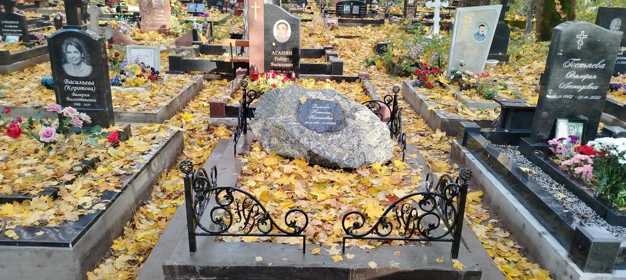 19.08.2025 года. Памятник-валун на Смоленском православном кладбище 19.08.2025 года. Памятник-валун на Смоленском православном кладбище