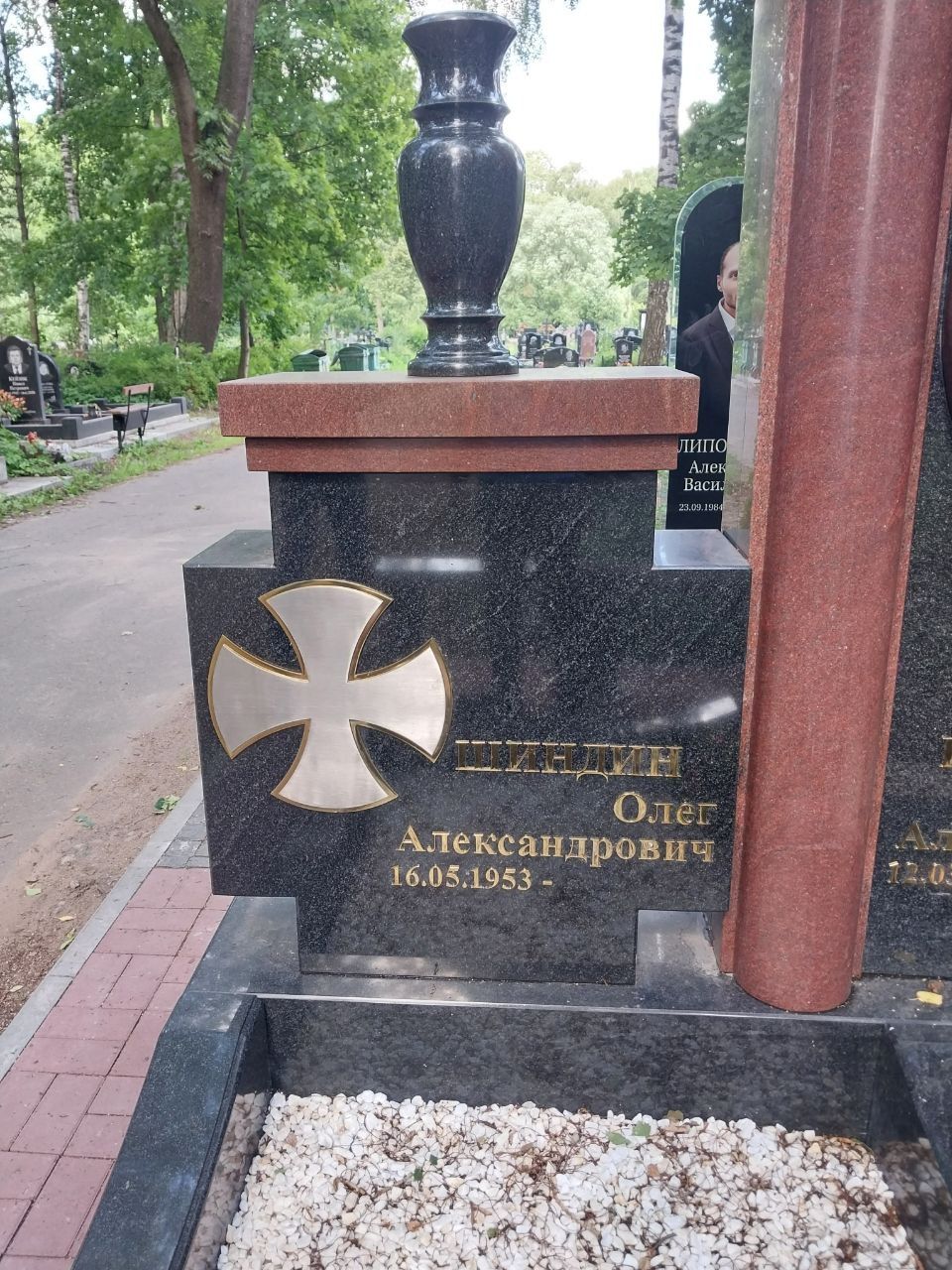 Красный памятник с крестами на Смоленском православном кладбище
