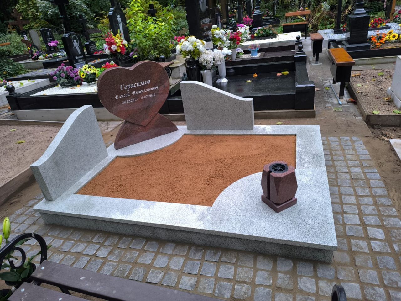 19.08.2025 года. Детский памятник на Смоленском православном кладбище 19.08.2025 года. Детский памятник на Смоленском православном кладбище