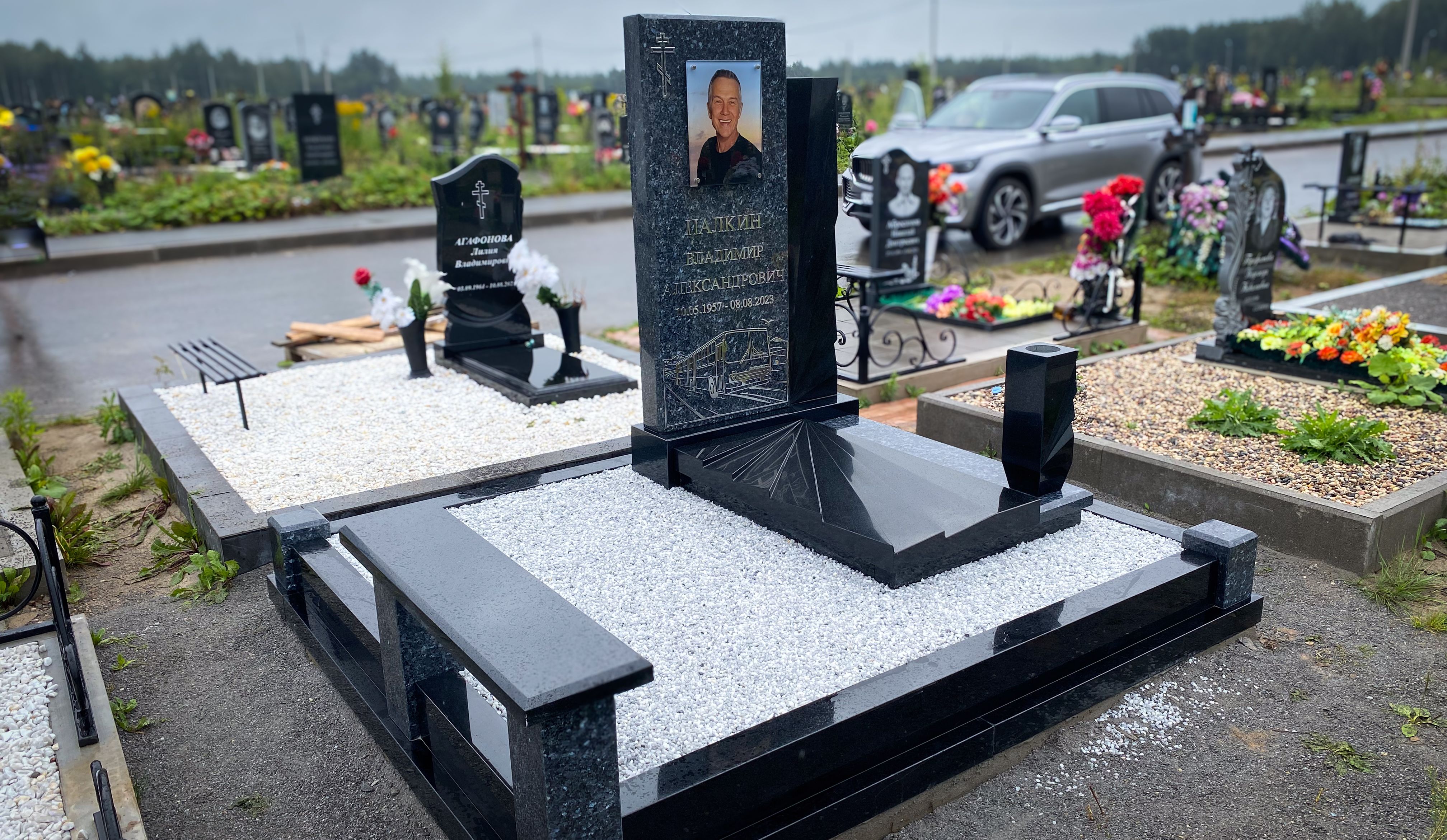 13.08.2025 года. Гранитный комплекс с полированным панно