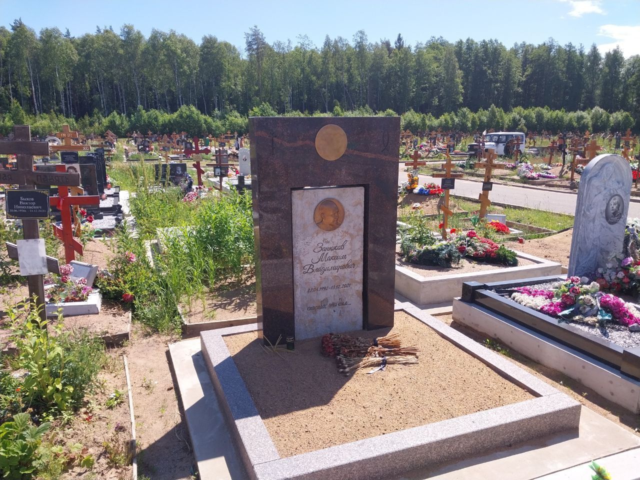 Прямоугольная арка на Белоостровском кладбище