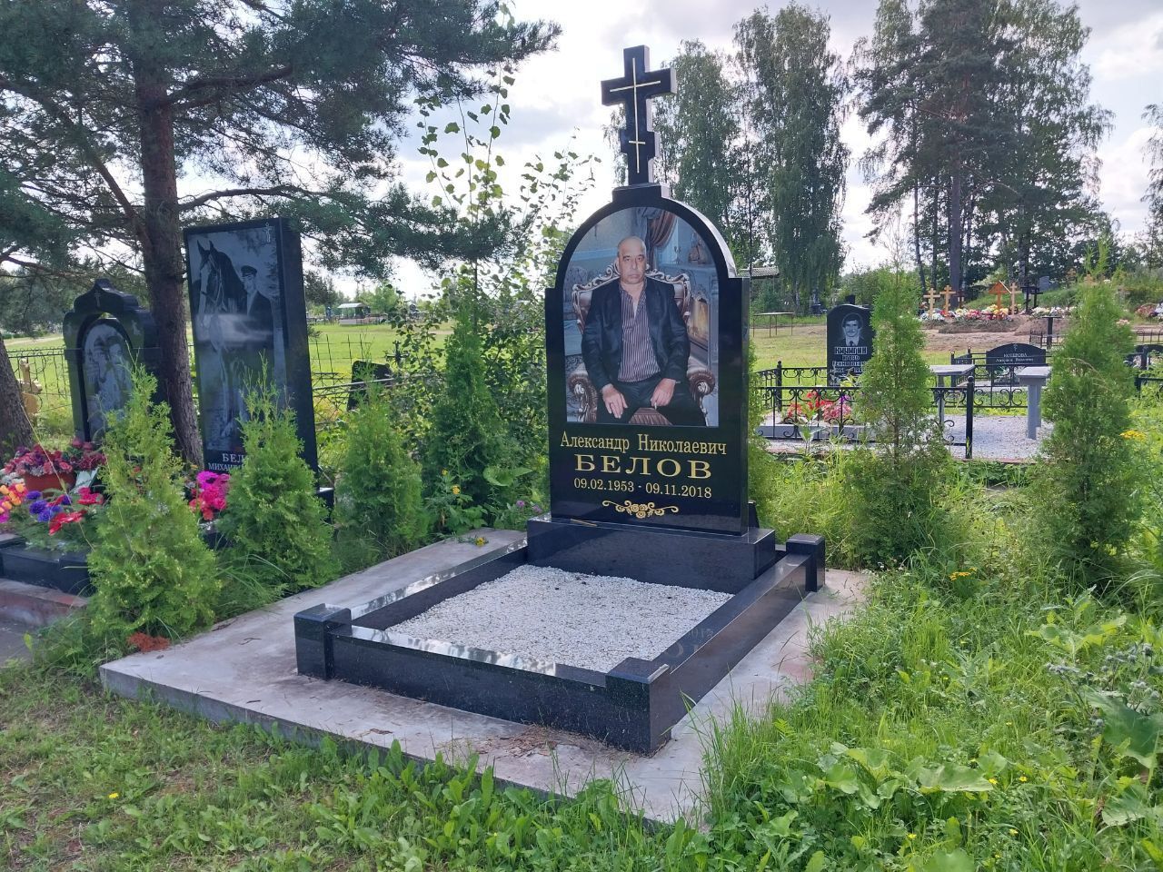 Памятник на городском кладбище Петергофа