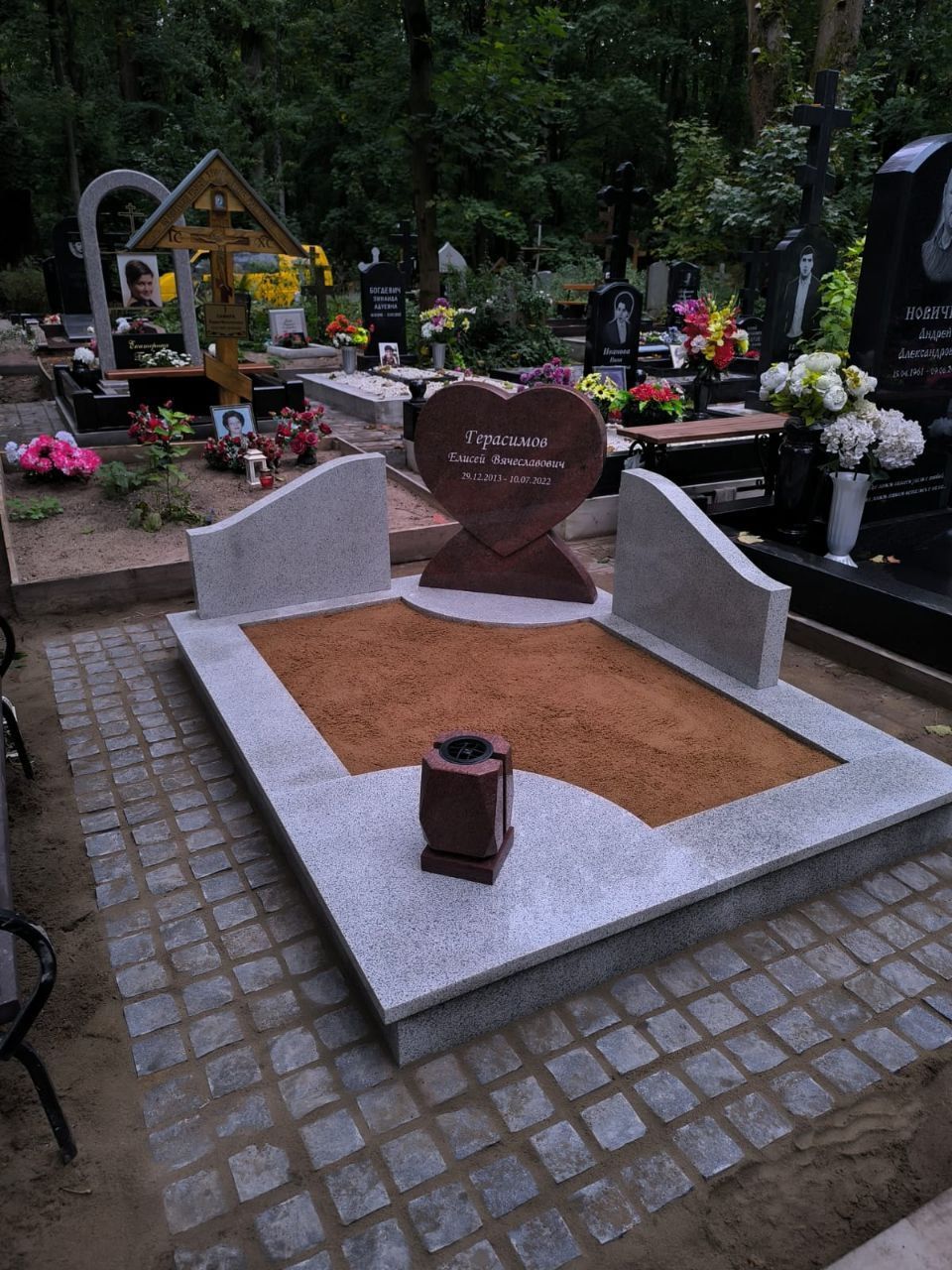 19.08.2025 года. Детский памятник на Смоленском православном кладбище 19.08.2025 года. Детский памятник на Смоленском православном кладбище