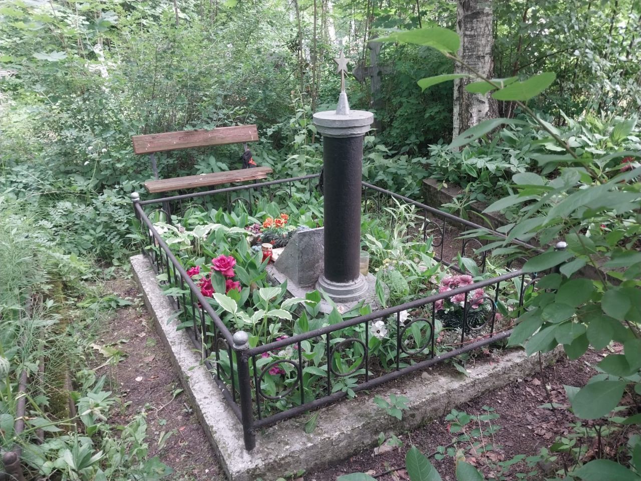 Памятник-книга на кладбище памяти Жертв девятого января