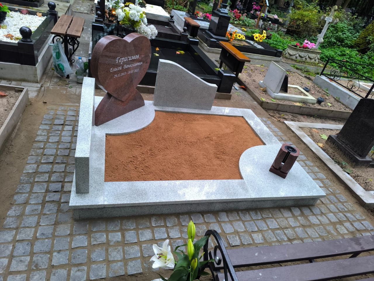 19.08.2025 года. Детский памятник на Смоленском православном кладбище 19.08.2025 года. Детский памятник на Смоленском православном кладбище