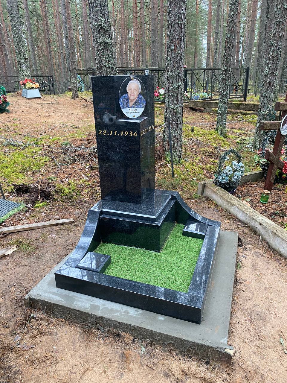 Памятник на кладбище г. Луга