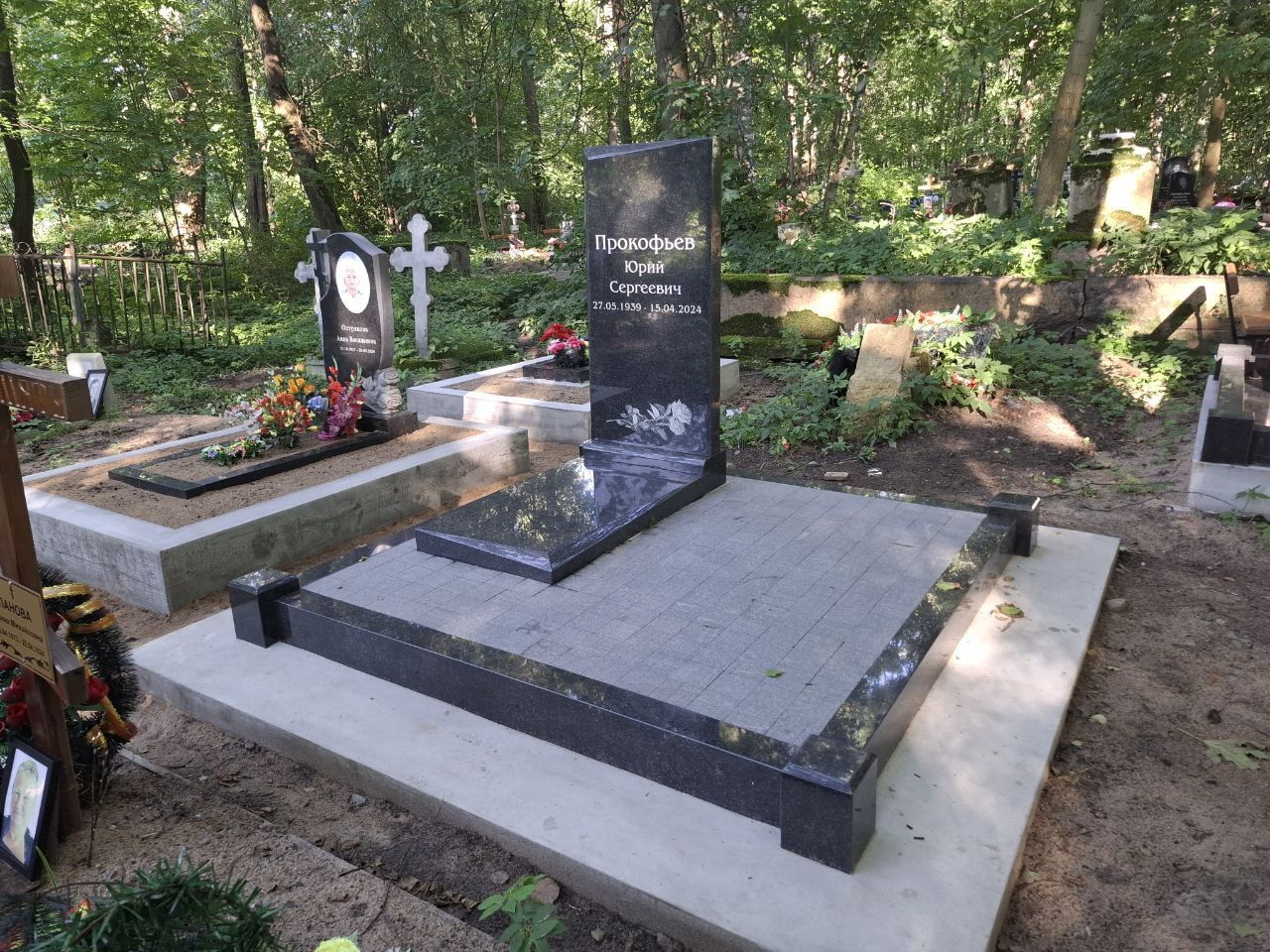 28.08.2025 года. Гранитный комплекс на Смоленском православном кладбище 28.08.2025 года. Гранитный комплекс на Смоленском православном кладбище
