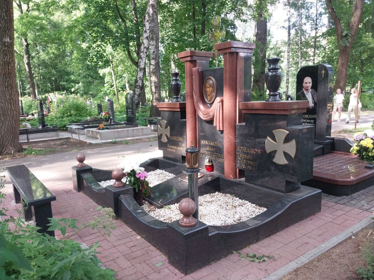 19.08.2025 года. Красный памятник с крестами на Смоленском православном кладбище 19.08.2025 года. Красный памятник с крестами на Смоленском православном кладбище