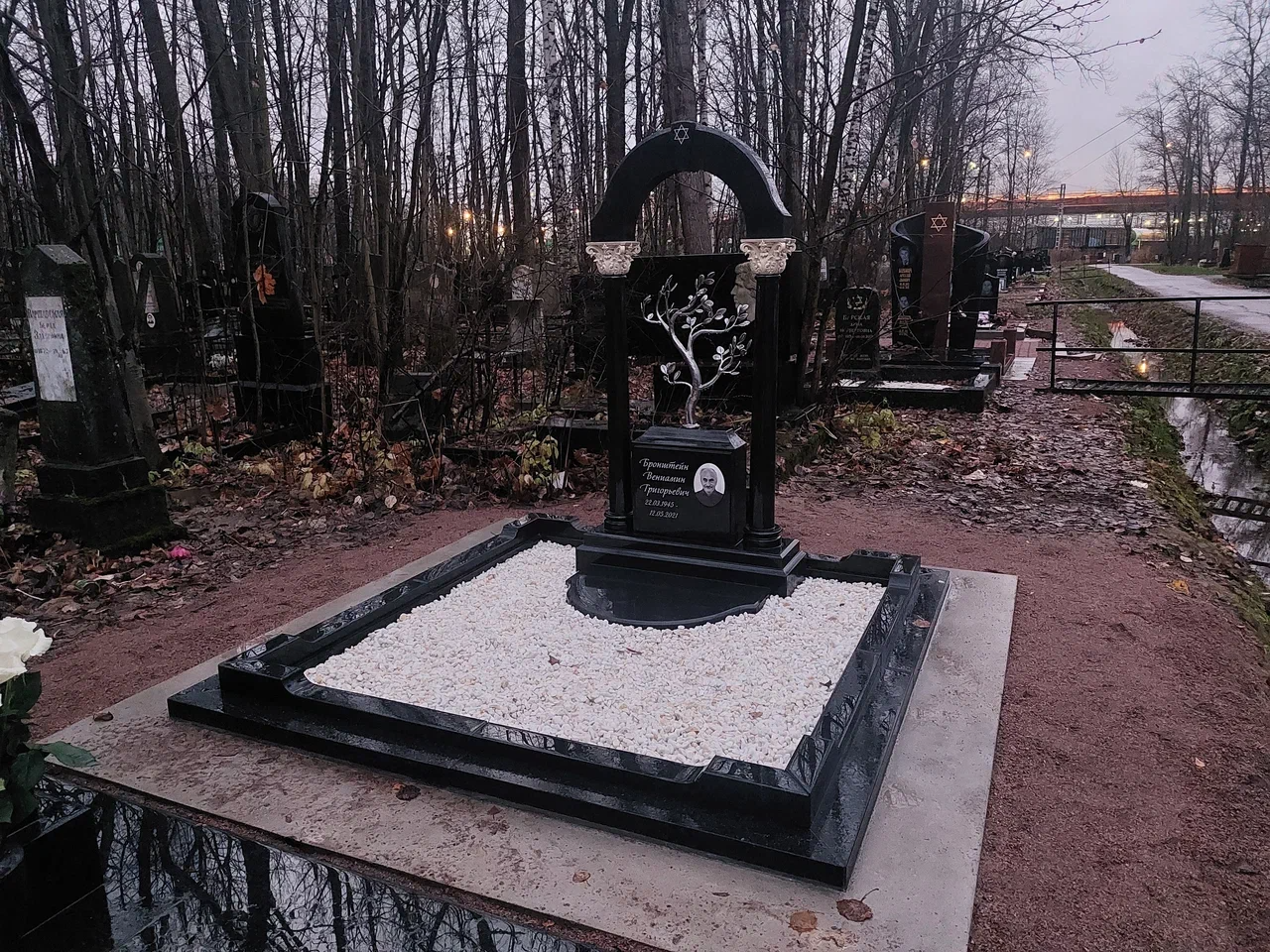 20.06.2024 года. Эксклюзивный памятник-дерево