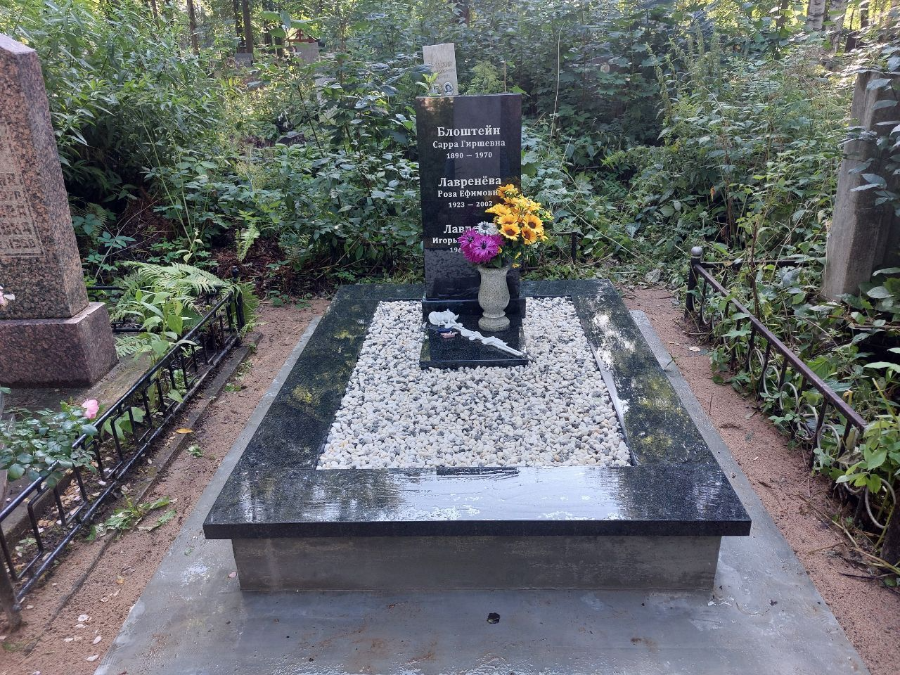 19.06.2024 года. Гранитный комплекс и памятник