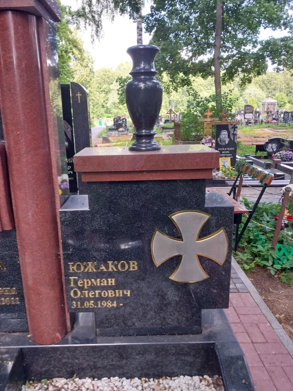 19.08.2025 года. Красный памятник с крестами на Смоленском православном кладбище 19.08.2025 года. Красный памятник с крестами на Смоленском православном кладбище