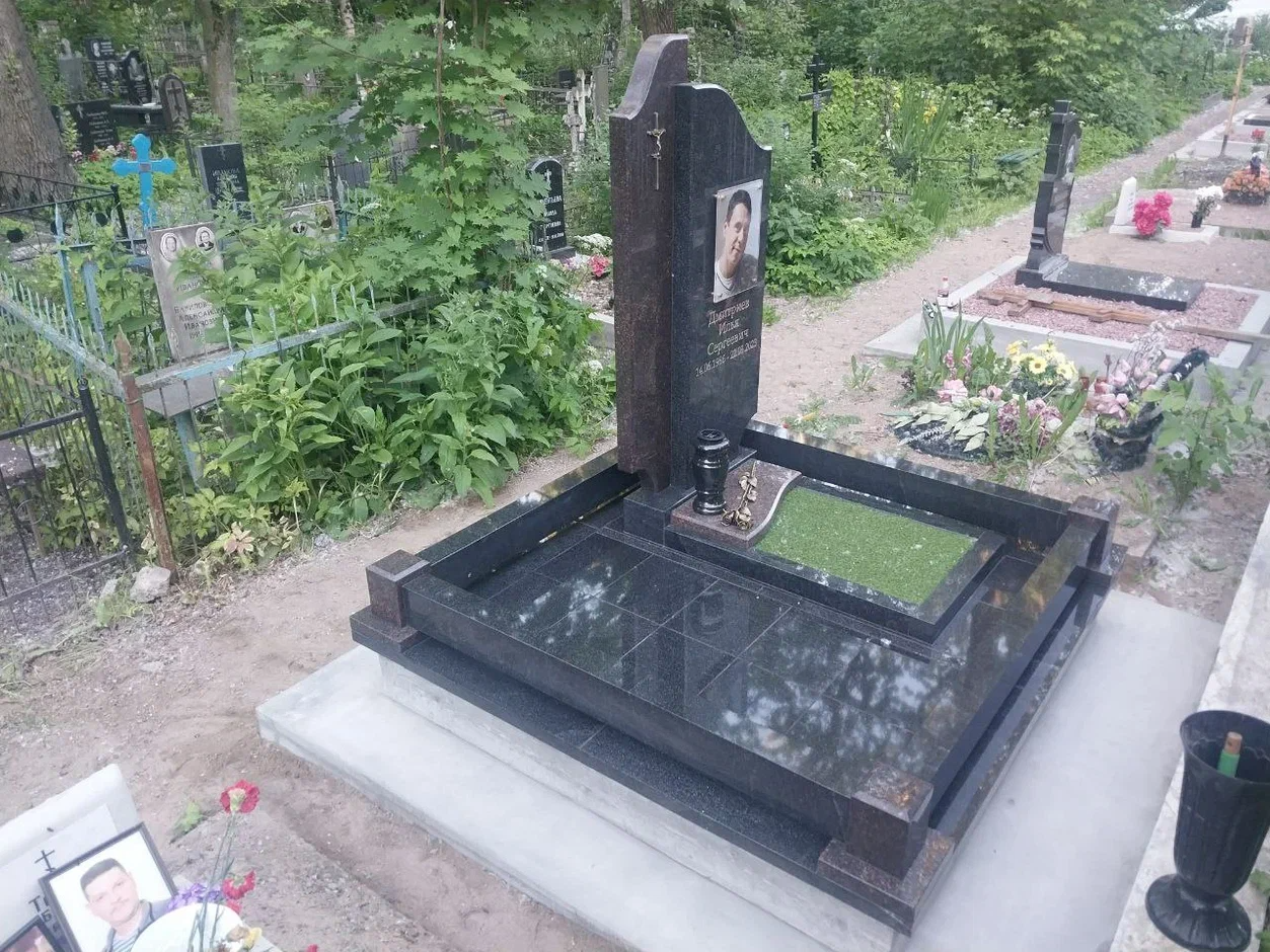 16.11.2024 года. Памятник военному на Ново-Волковском кладбище