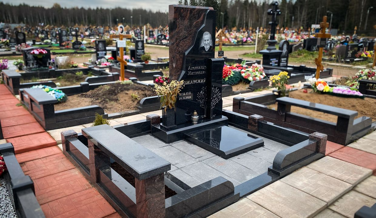 19.11.2025 года. Комплекс из разных гранитов на Белоостровском кладбище