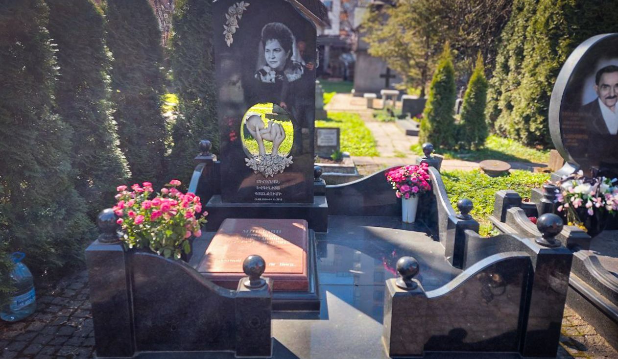 19.08.2025 года. Гранитный комплекс из черного гранита