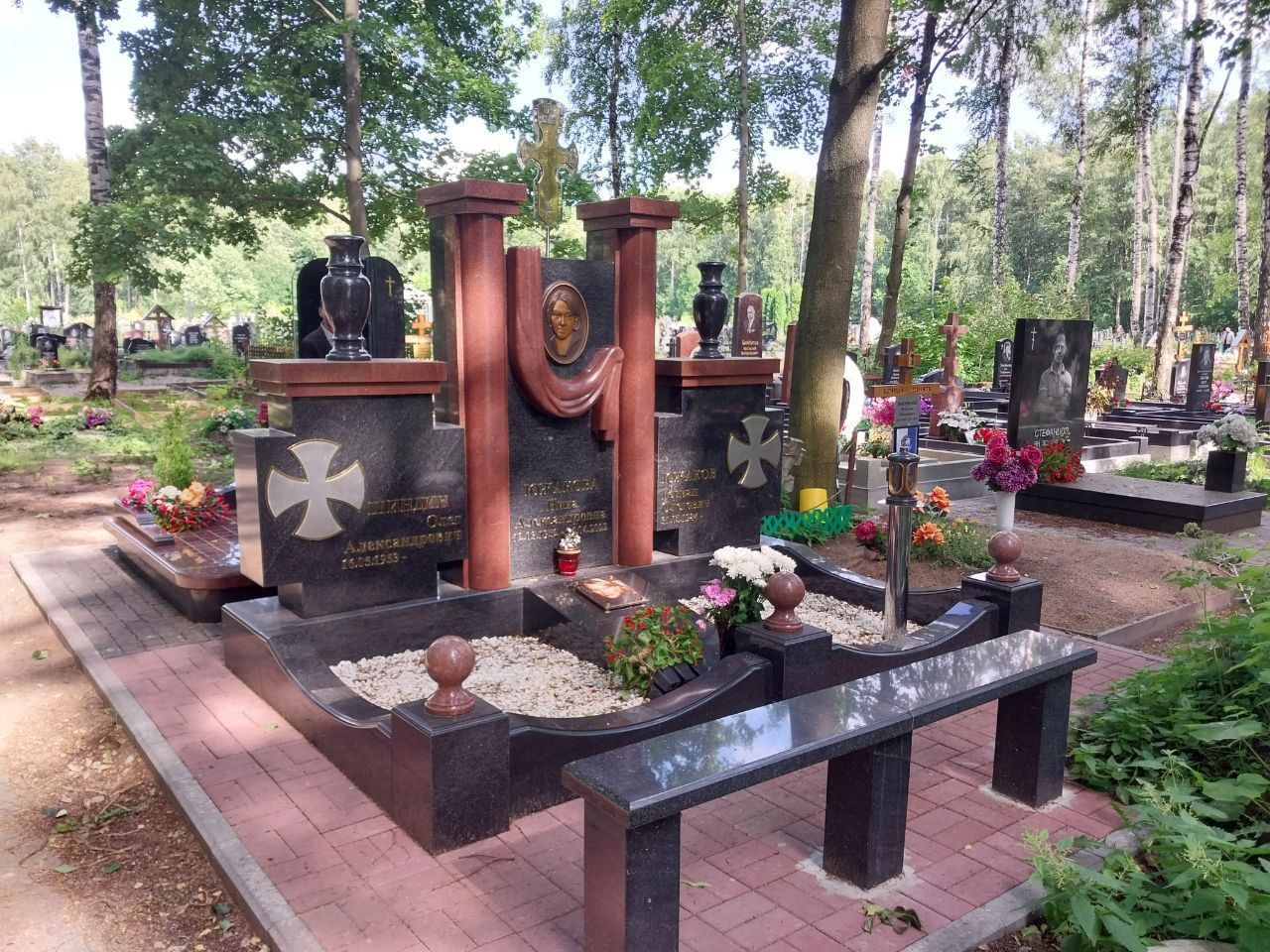 19.08.2025 года. Красный памятник с крестами на Смоленском православном кладбище 19.08.2025 года. Красный памятник с крестами на Смоленском православном кладбище