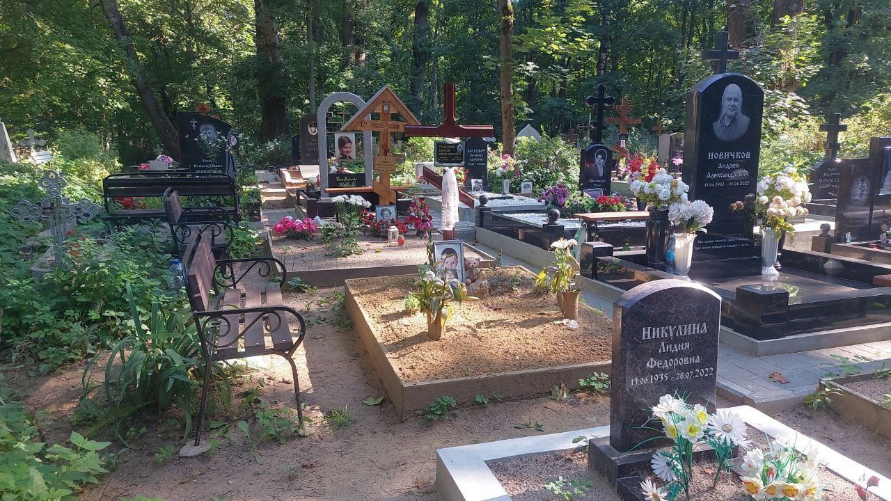 19.08.2025 года. Детский памятник на Смоленском православном кладбище 19.08.2025 года. Детский памятник на Смоленском православном кладбище