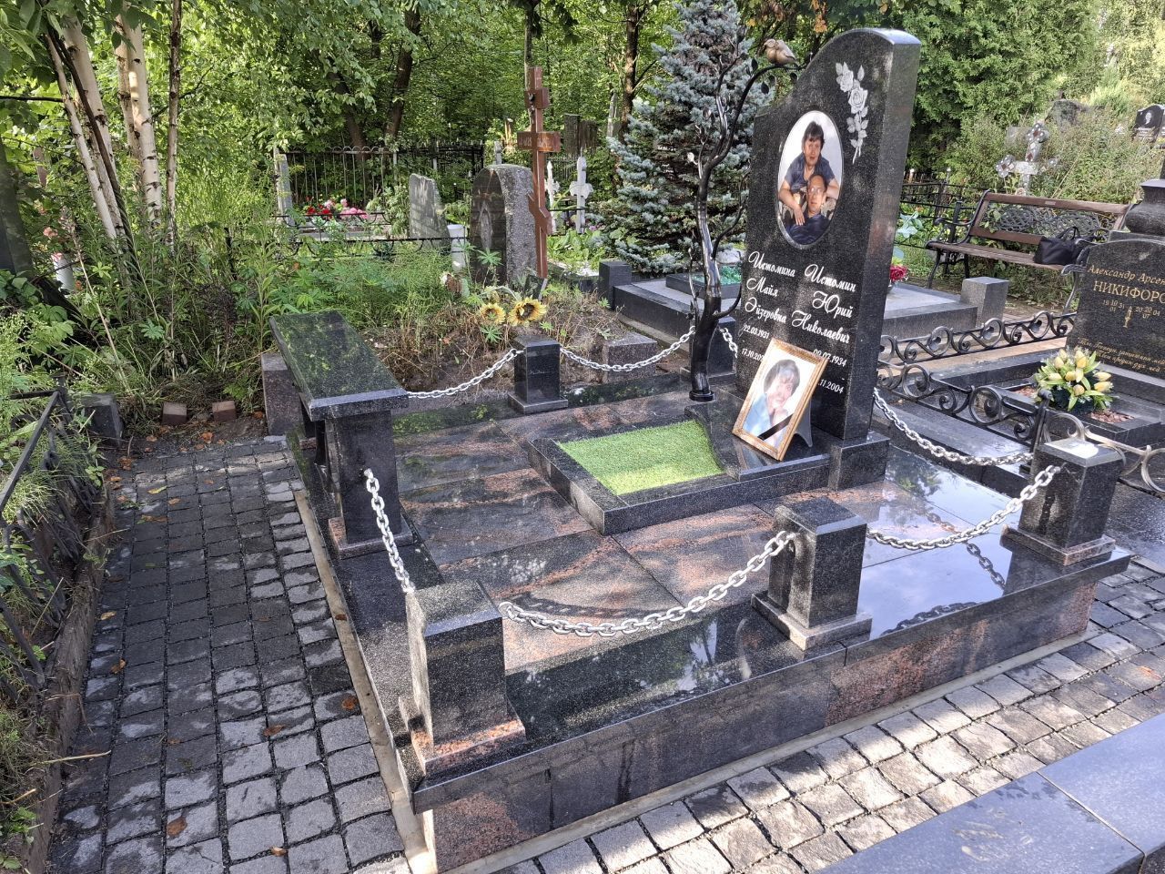 28.08.2025 года. Гранитный комплекс на Серафимовском кладбище с Авророй 28.08.2025 года. Гранитный комплекс на Серафимовском кладбище с Авророй