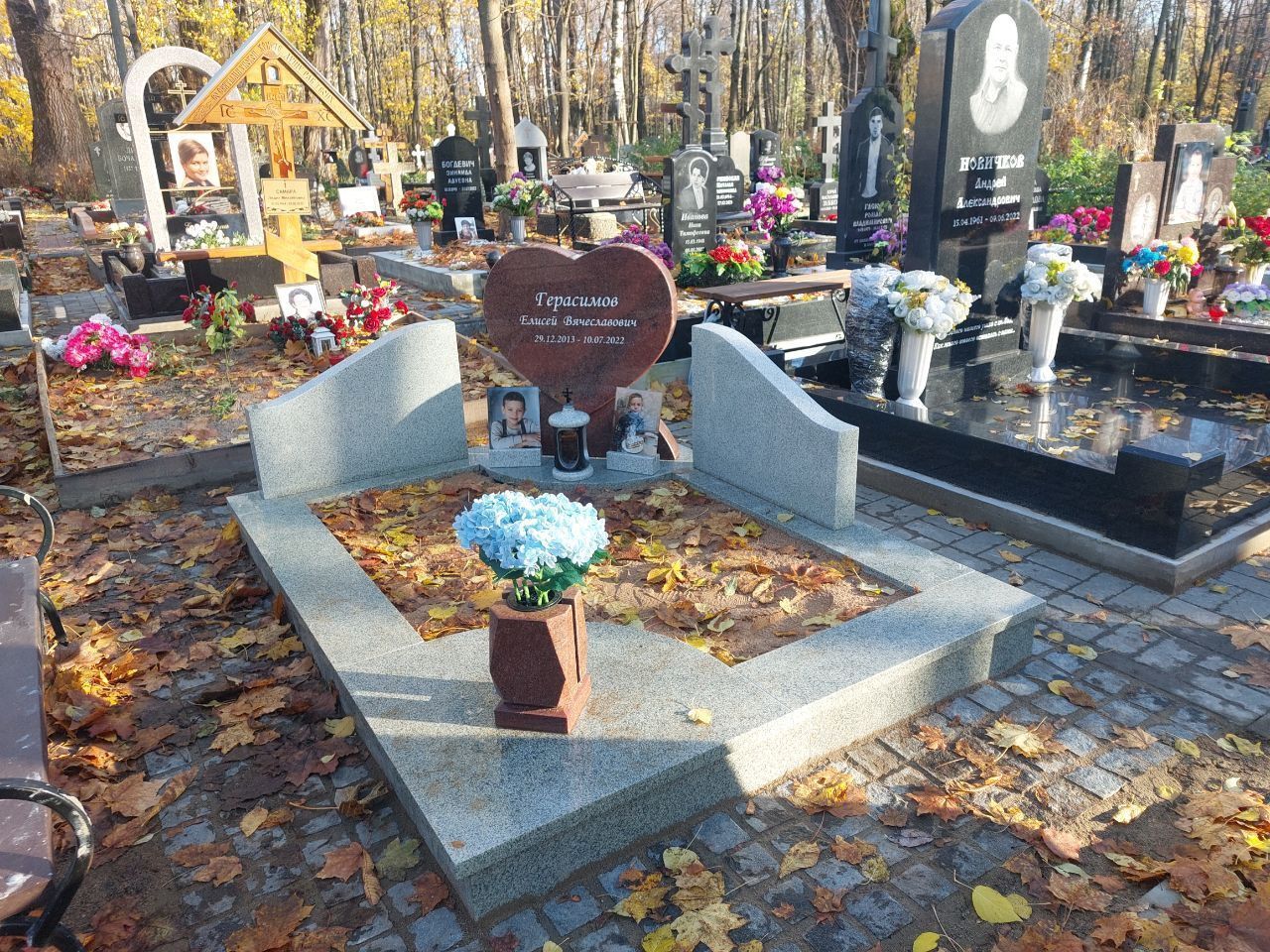 19.08.2025 года. Детский памятник на Смоленском православном кладбище 19.08.2025 года. Детский памятник на Смоленском православном кладбище