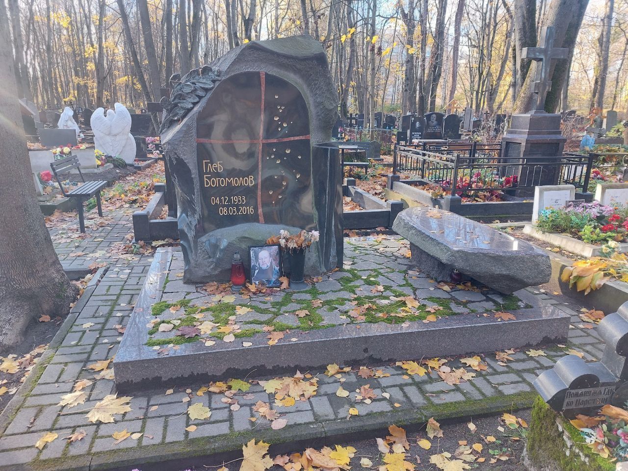 19.08.2025 года. Памятник уникальный на Смоленском православном кладбище 19.08.2025 года. Памятник уникальный на Смоленском православном кладбище