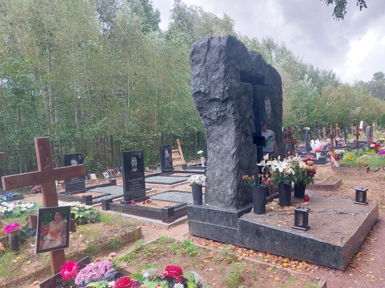 Эксклюзивный памятник на Серафимовском кладбище