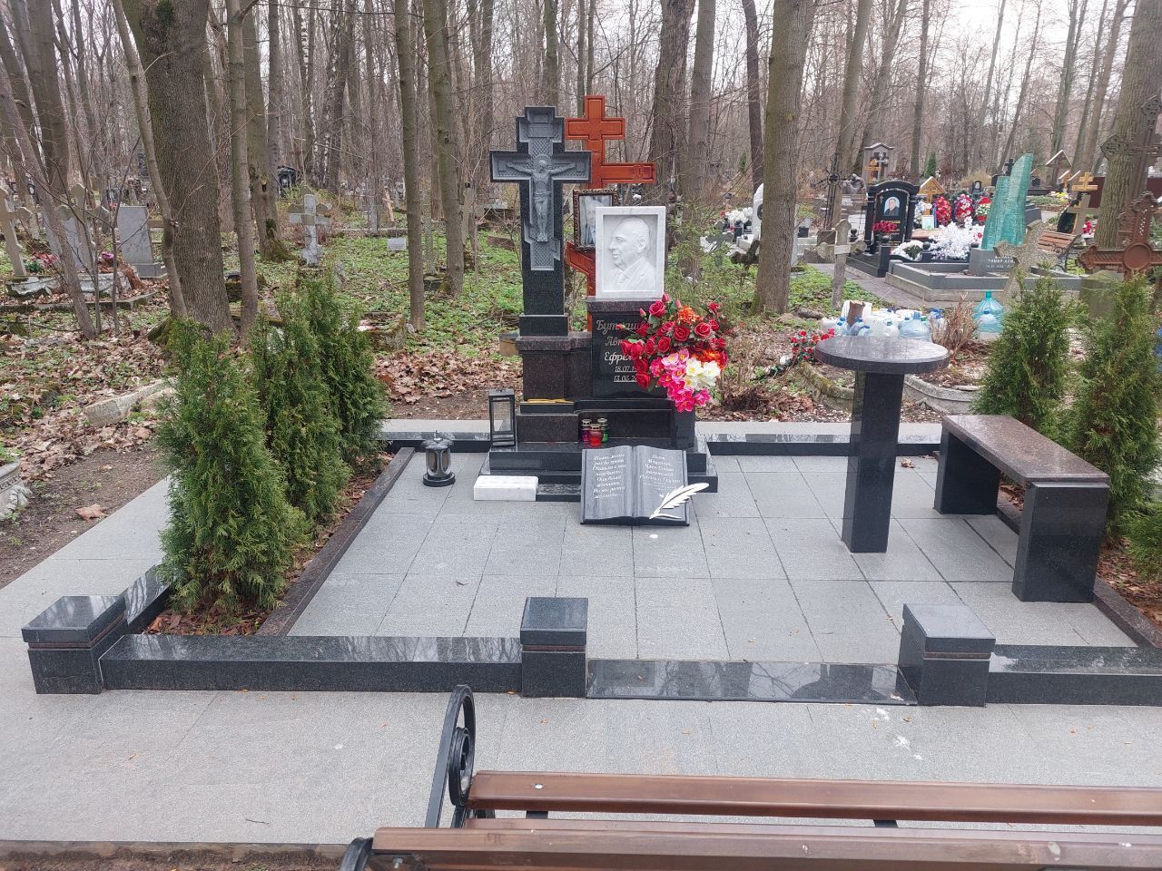 Памятник с малыми формами на Смоленском православном кладбище