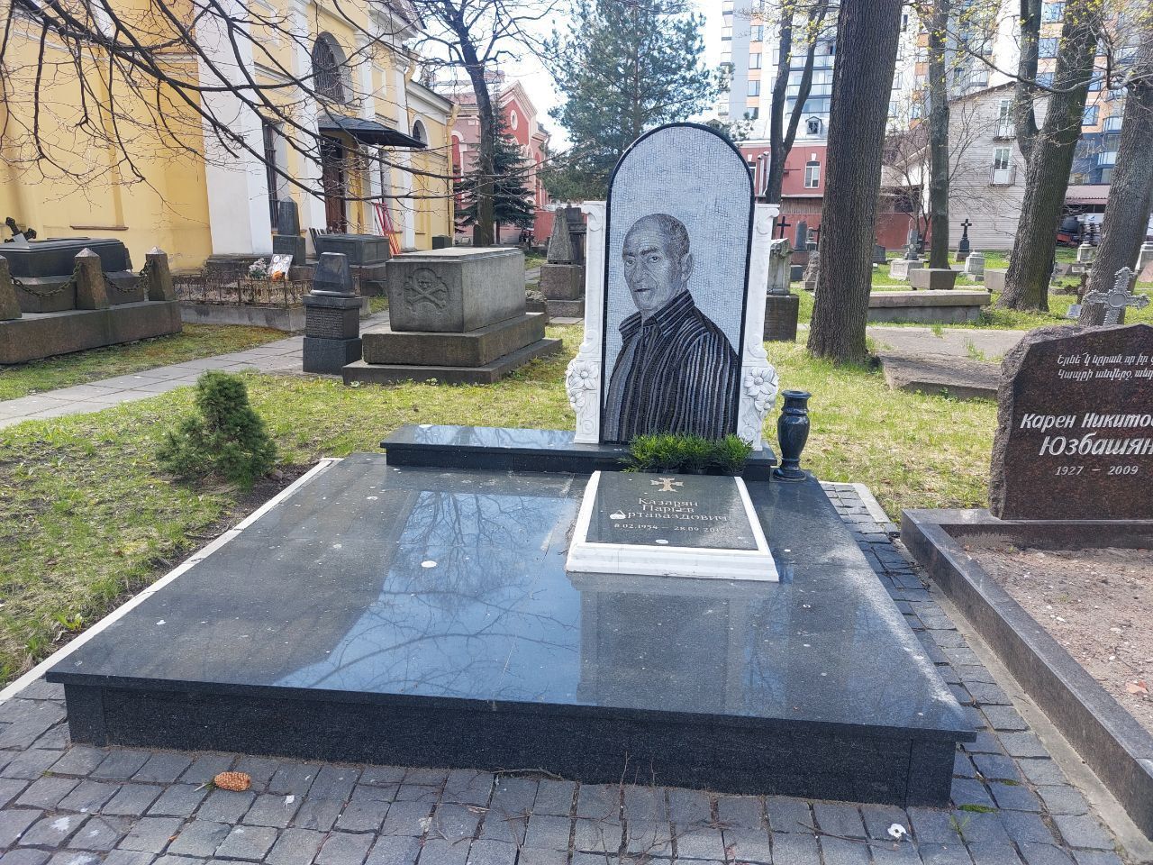Мозаика, комплекс из черного гранита на Армяно-Григорианском кладбище