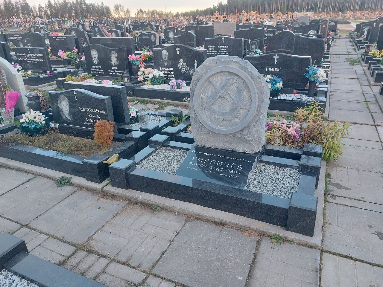 Журавли на урновом участке на Белоостровском кладбище