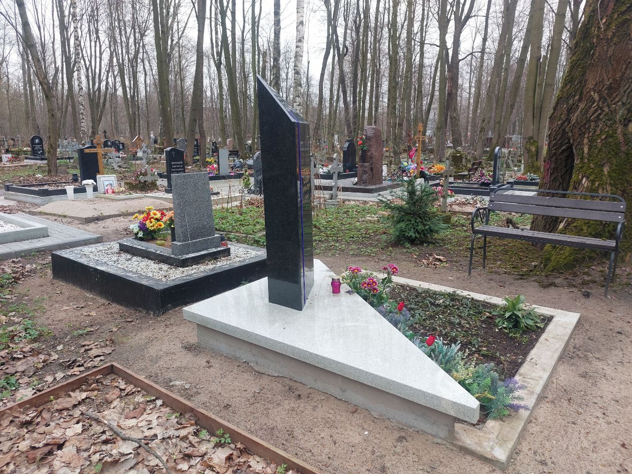 19.08.2025 года. Памятник колонны на Смоленском православном кладбище 19.08.2025 года. Памятник колонны на Смоленском православном кладбище