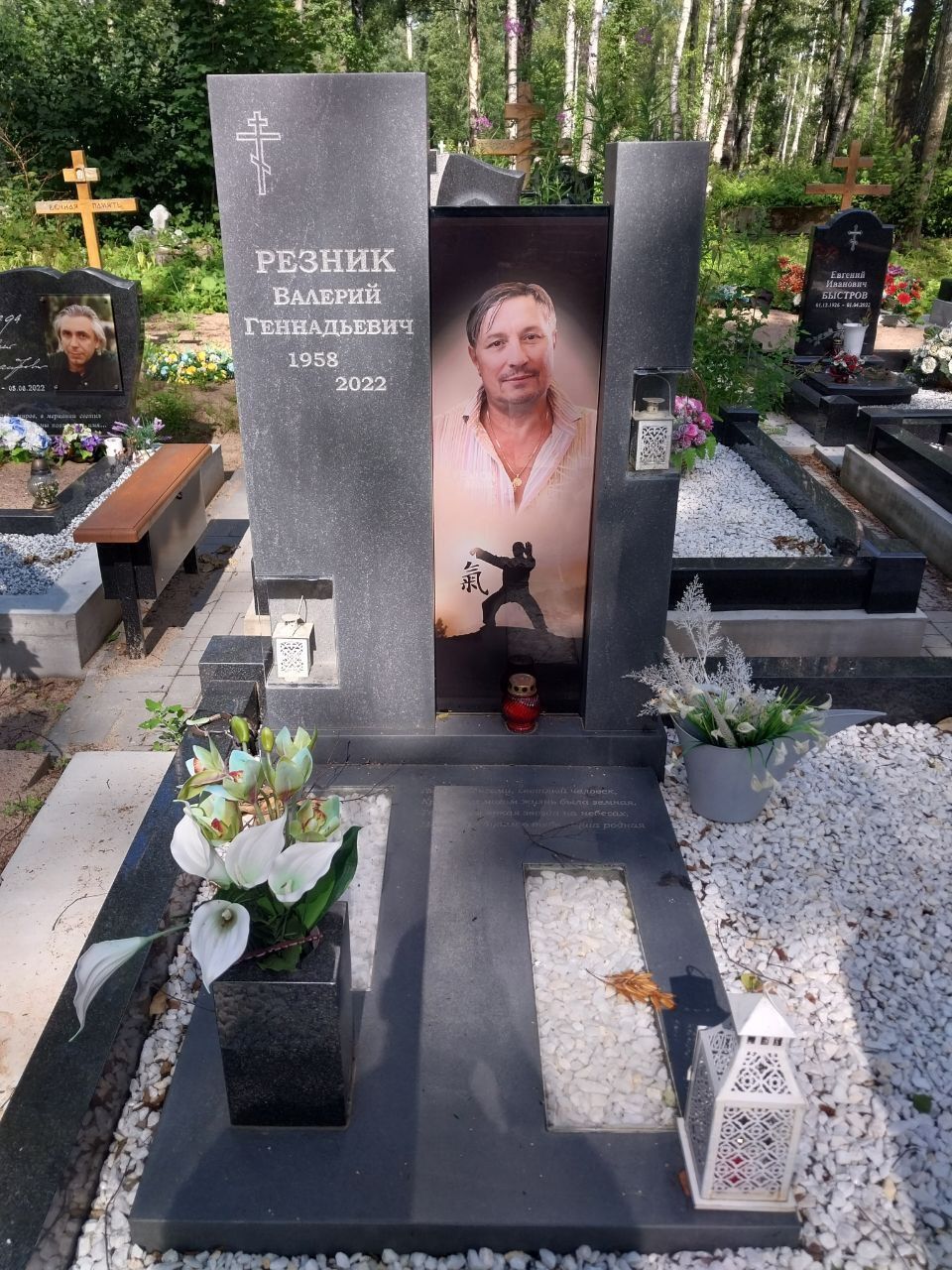 19.08.2025 года. Памятник со стеклом на Смоленском православном кладбище