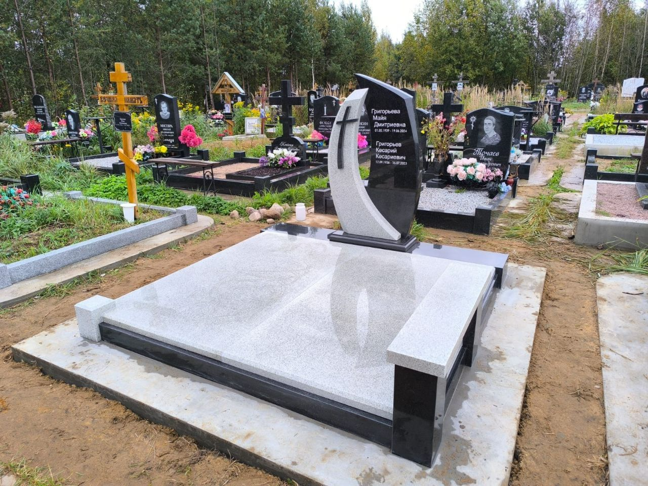 19.08.2025 года. Памятник из белого гранита