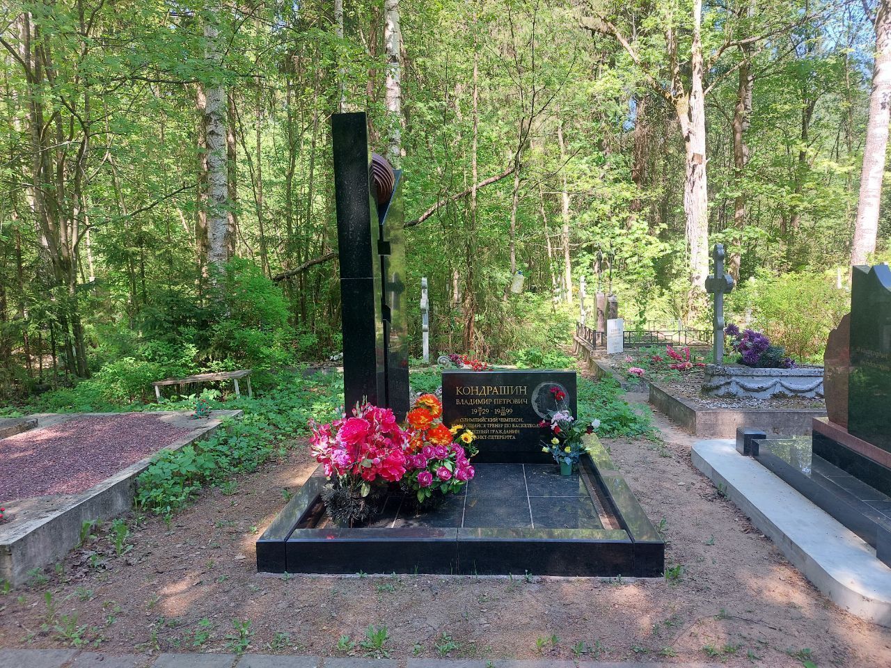 Памятник фигурные колонны на Богословском кладбище