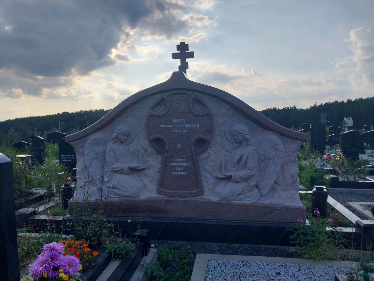 Памятник из красного и коричневого гранитов на Кузьмоловском кладбище