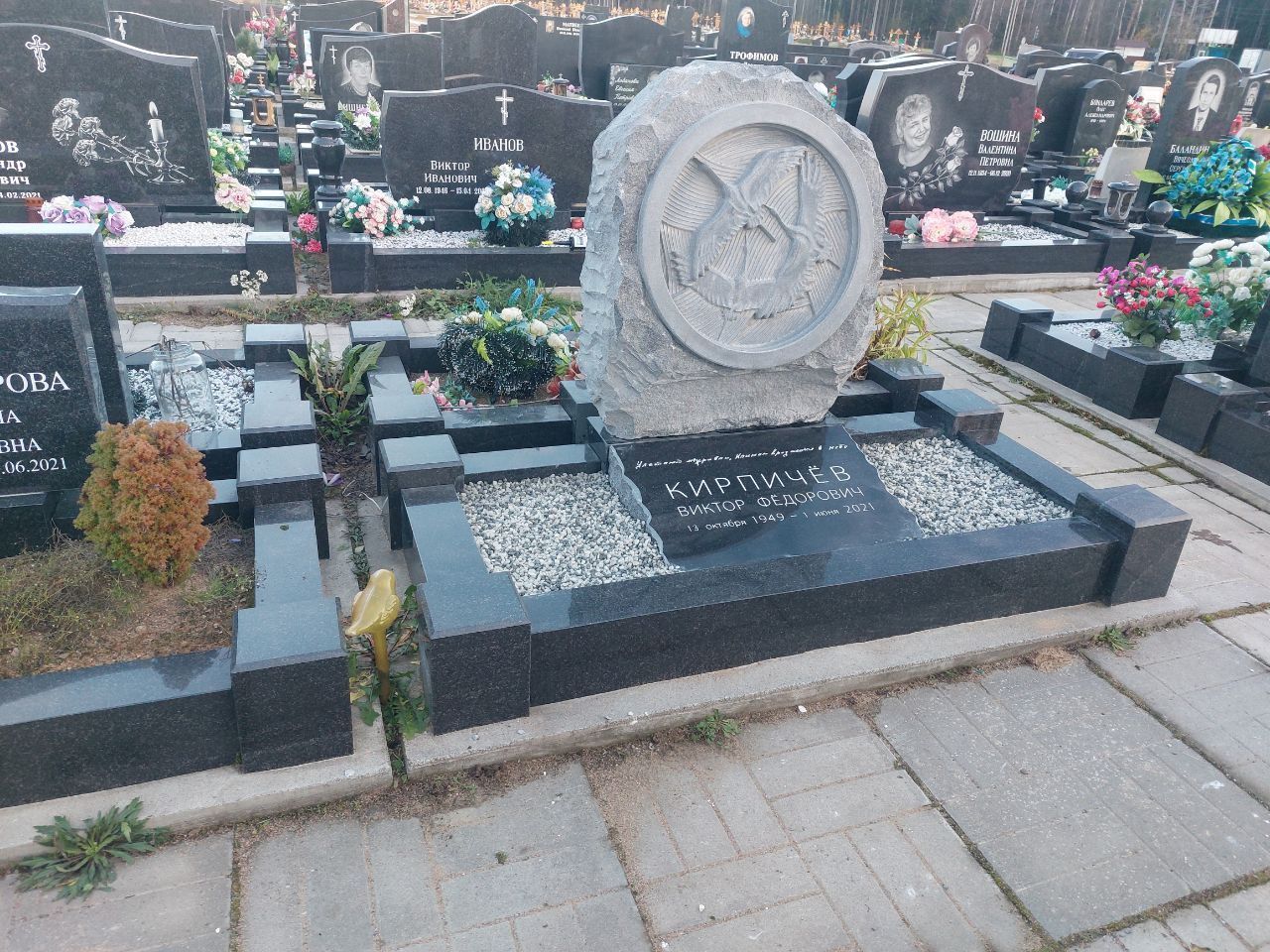 19.08.2025 года. Журавли на урновом участке на Белоостровском кладбище 19.08.2025 года. Журавли на урновом участке на Белоостровском кладбище