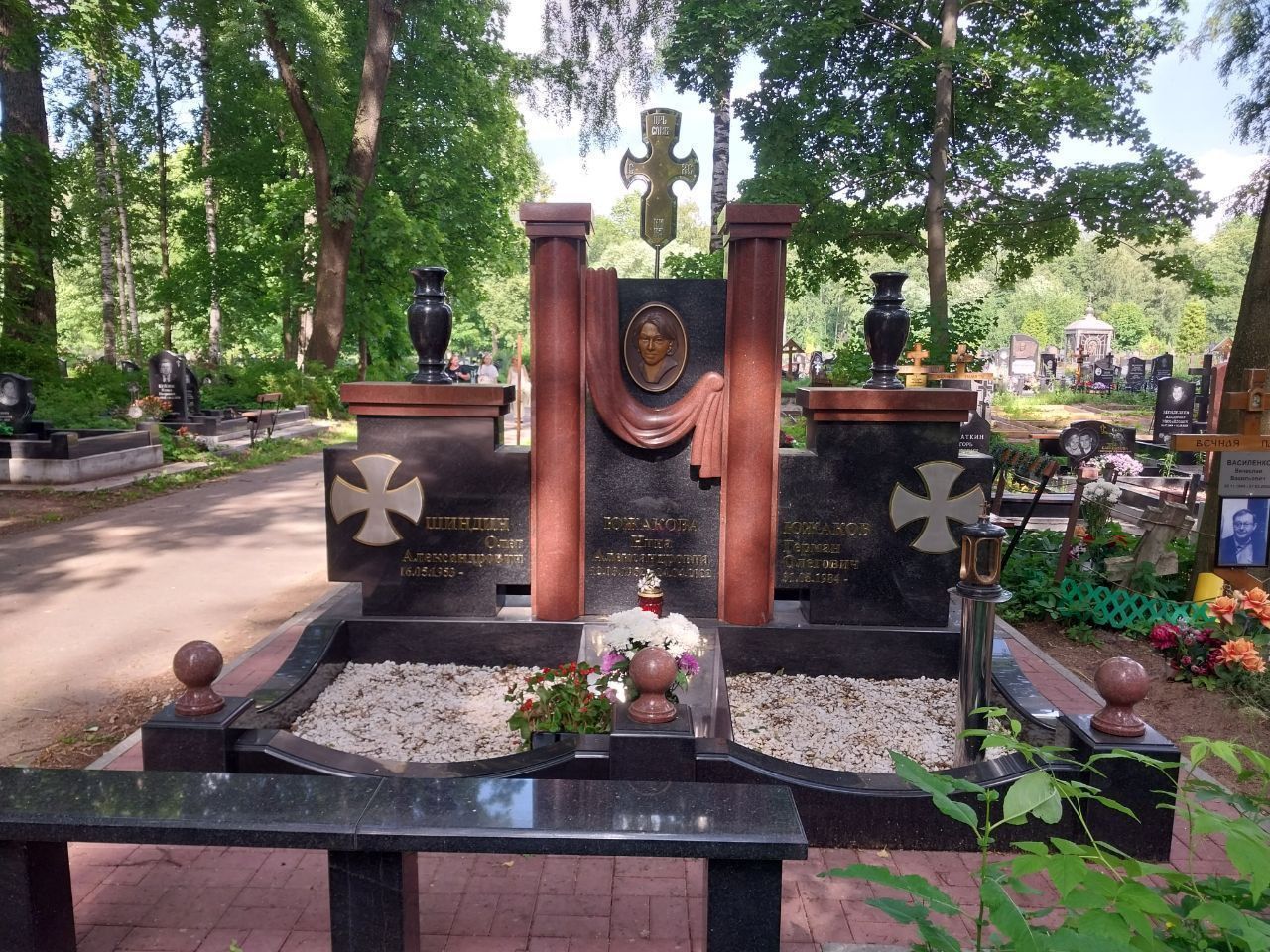 19.08.2025 года. Красный памятник с крестами на Смоленском православном кладбище 19.08.2025 года. Красный памятник с крестами на Смоленском православном кладбище