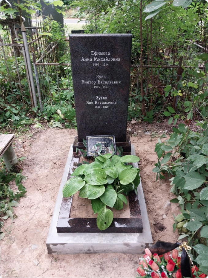 Памятник из цветного гранита, кладбище Памяти жертв 9го января