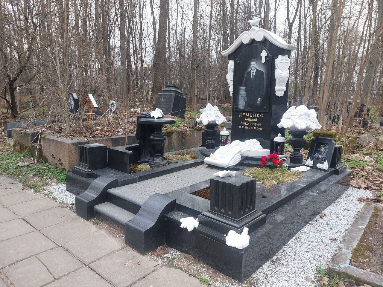 Уникальный памятник на Смоленском православном кладбище