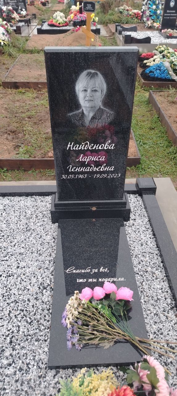 Памятник из гранита на Белоостровском кладбище