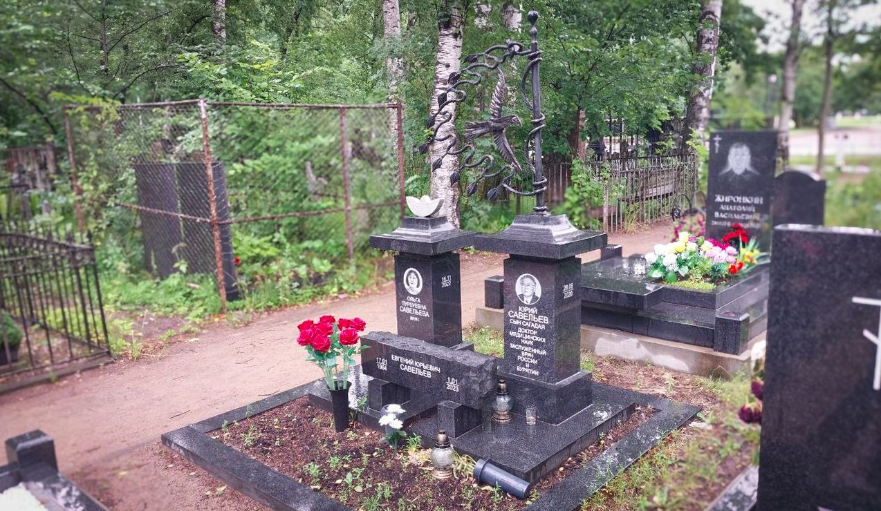 19.08.2025 года. Памятник гранитные колонны и ковка