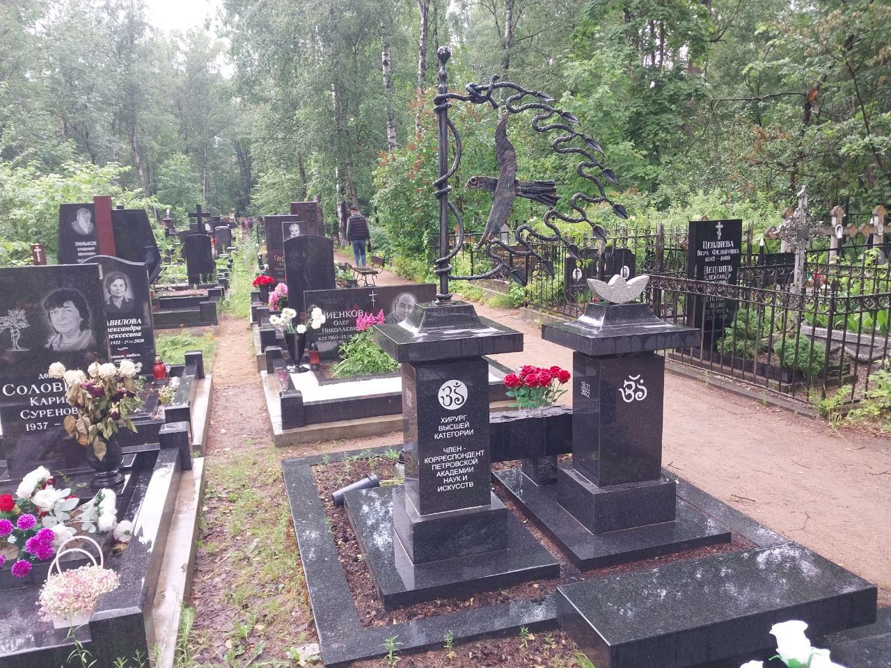 19.08.2025 года. Памятник гранитные колонны и ковка на Серафимовском кладбище