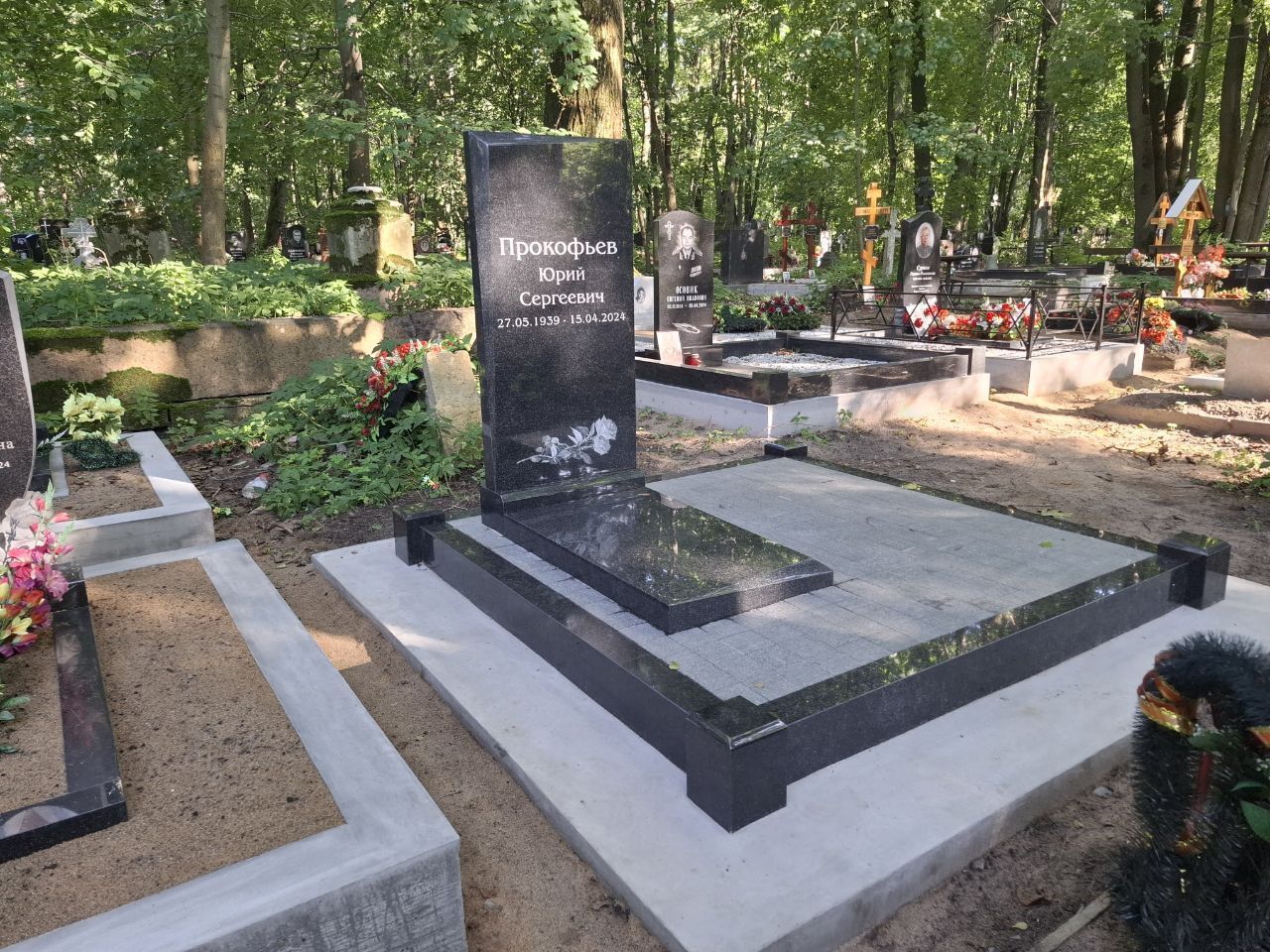 28.08.2025 года. Гранитный комплекс на Смоленском православном кладбище 28.08.2025 года. Гранитный комплекс на Смоленском православном кладбище