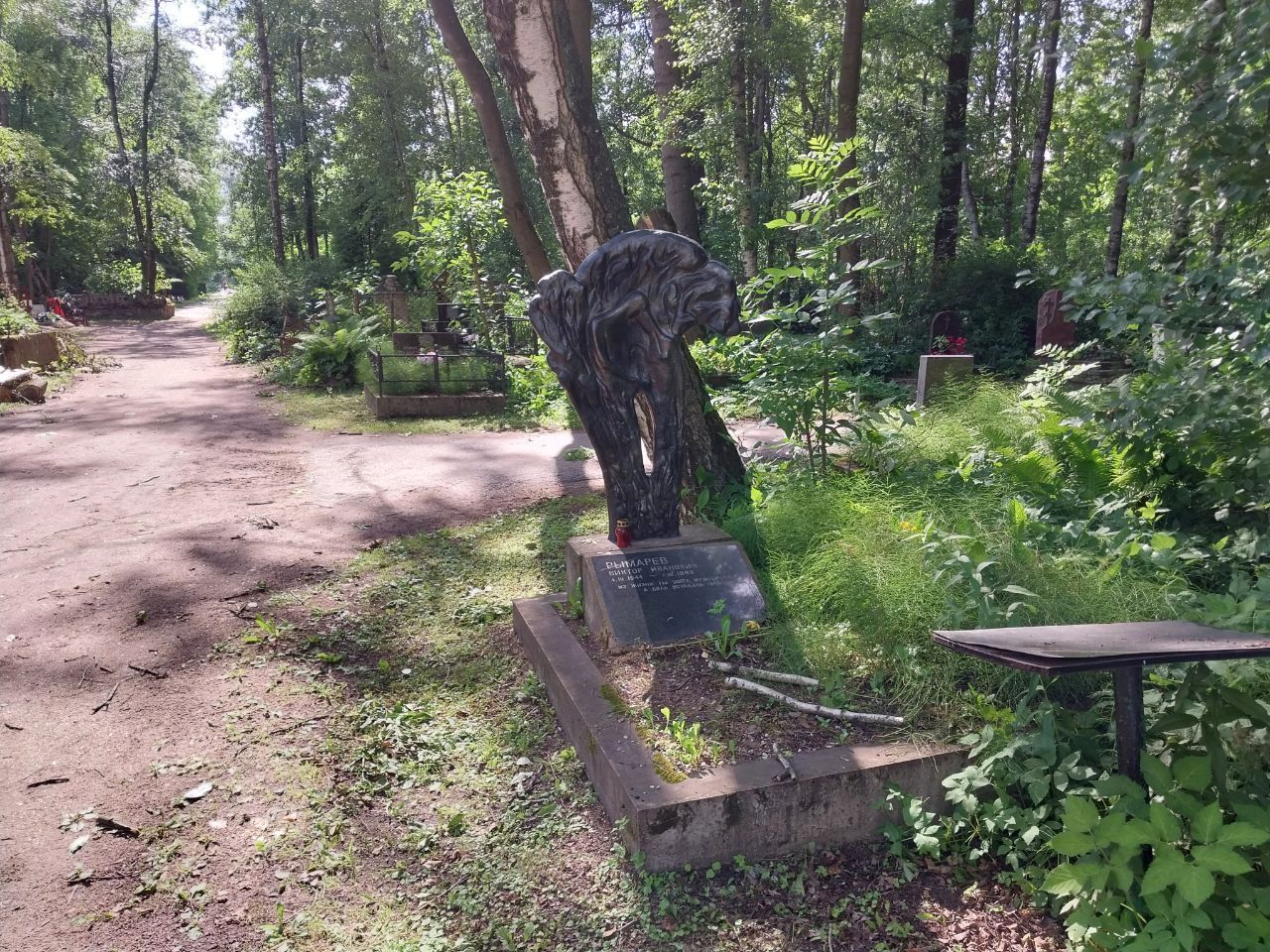 Памятник дерево на Смоленском православном кладбище