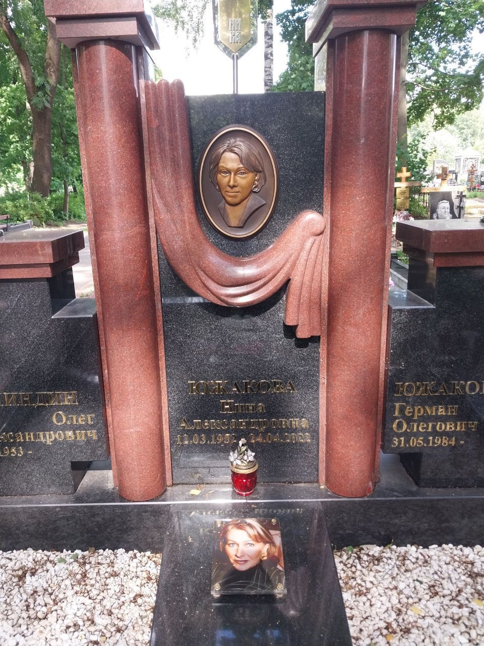 19.08.2025 года. Красный памятник с крестами на Смоленском православном кладбище 19.08.2025 года. Красный памятник с крестами на Смоленском православном кладбище