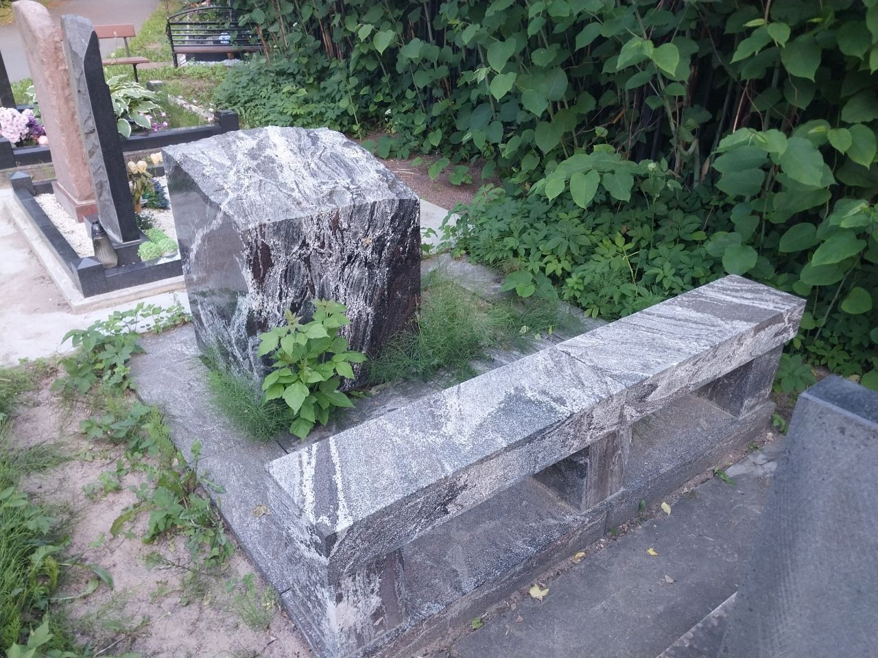 Памятник "Гранитный куб"